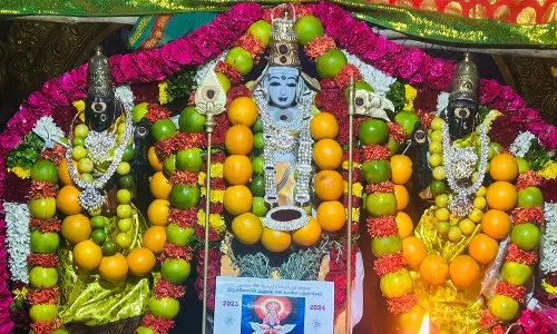 கோவில்களில் சாமிக்கு சிறப்பு அலங்கார பூஜை கோவில்களில் சாமிக்கு சிறப்பு அலங்கார பூஜை