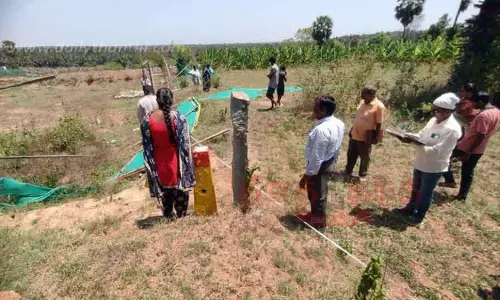 கல்குவாரியில் அதிகாரிகள் ஆய்வு கல்குவாரியில் அதிகாரிகள் ஆய்வு