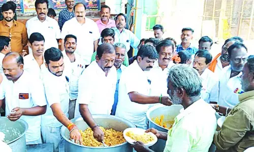 உளுந்தூர்பேட்டையில்அம்பேத்கர் பிறந்த நாளையொட்டி அன்னதானம்மாவட்ட செயலாளர் குமரகுரு வழங்கினார்