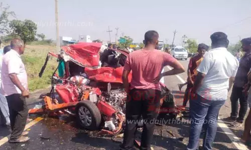 கார் மீது லாரி மோதல்; அண்ணன்-தங்கை பலி