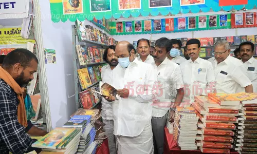 புத்தகத் திருவிழாவில் பொதுப்பணித்துறை அமைச்சர் திடீர் ஆய்வு