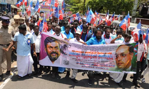 விடுதலை சிறுத்தைகள் கட்சியினர் ஊர்வலம்