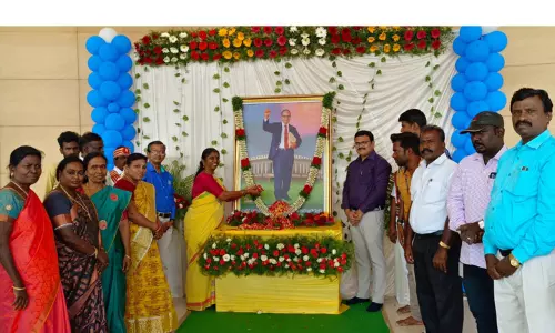 அம்பேத்கர் படத்திற்கு மாலை