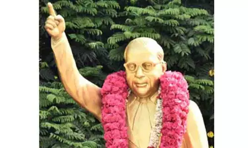 அம்பேத்கர் சிலைக்கு மாலை அணிவித்து மரியாதை