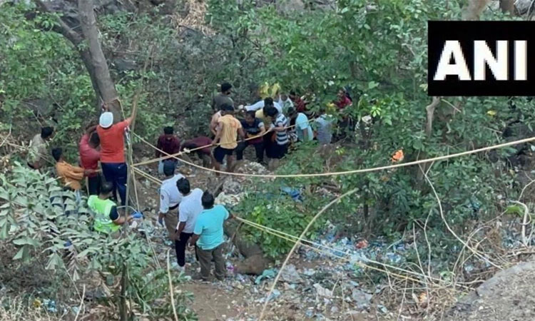 பள்ளத்தாக்கில் பஸ் கவிழ்ந்து விபத்து- 12 பேர் உயிரிழப்பு