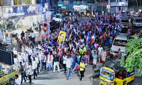 விடுதலை சிறுத்தைகள் கட்சியினர் பேரணி விடுதலை சிறுத்தைகள் கட்சியினர் பேரணி