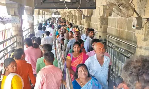 தமிழ் புத்தாண்டையொட்டி கோவில்நகரம் விழாக்கோலம் பூண்டது காஞ்சீபுரம் கோவில்களுக்கு படையெடுத்த பக்தர்கள்