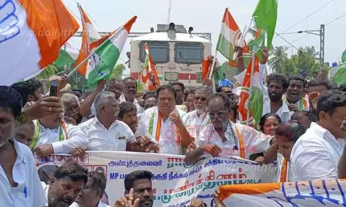 காங்கிரஸ் கட்சியினர் ரெயில் மறியல்; எம்.எல்.ஏ. உள்பட 120 பேர் கைது காங்கிரஸ் கட்சியினர் ரெயில் மறியல்; எம்.எல்.ஏ. உள்பட 120 பேர் கைது