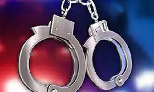 வாளுடன் சுற்றிய 2 பேர் கைது