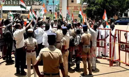 காங்கிரஸ் கட்சியினர் ரெயில் மறியல் முயற்சி-எம்.எல்.ஏ. உள்பட 250 பேர் கைது