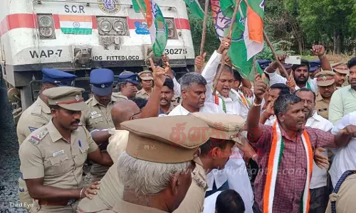 காங்கிரஸ் கட்சியினர் ரெயில் மறியல்; 150 பேர் கைது காங்கிரஸ் கட்சியினர் ரெயில் மறியல்; 150 பேர் கைது
