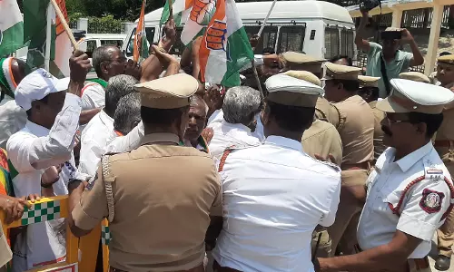 நாமக்கல்லில் காங்கிரசார் ரெயில் மறியலில் ஈடுபட முயற்சி-போலீசார் தடுத்து நிறுத்தியதால் தள்ளுமுள்ளு