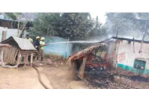 மின்கசிவால் குடிசை எரிந்து நாசம்