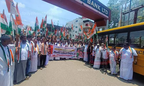 கும்பகோணத்தில், காங்கிரசார் ரெயில் மறியலில் ஈடுபட முயற்சி