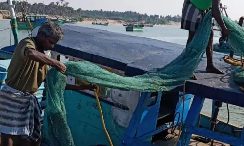 மீன்பிடி உபகரணங்களை பாதுகாப்பாக வைப்பதில் மீனவர்கள் மும்முரம்