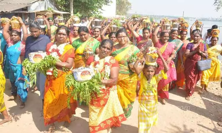 கிருஷ்ணம்பாளையம் சமயபுரம் மாரியம்மன் கோவிலில்திருவிழாவையொட்டி பக்தர்கள் தீர்த்தக்குட ஊர்வலம்