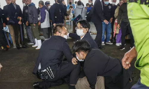 ஜப்பானில் பிரதமர் மீது பைப் வெடிகுண்டு வீச்சு...அதிர்ஷ்டவசமாக உயிர் தப்பினார்...! ஜப்பானில் பிரதமர் மீது பைப் வெடிகுண்டு வீச்சு...அதிர்ஷ்டவசமாக உயிர் தப்பினார்...!