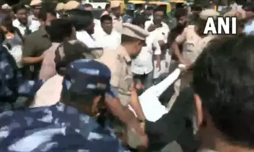 சி.பி.ஐ. சம்மன்; கெஜ்ரிவாலுக்கு ஆதரவாக ஆர்ப்பாட்டம்; ஆம் ஆத்மி தொண்டர்களை குண்டுக்கட்டாக தூக்கி சென்ற போலீசார் சி.பி.ஐ. சம்மன்; கெஜ்ரிவாலுக்கு ஆதரவாக ஆர்ப்பாட்டம்; ஆம் ஆத்மி தொண்டர்களை குண்டுக்கட்டாக தூக்கி சென்ற போலீசார்