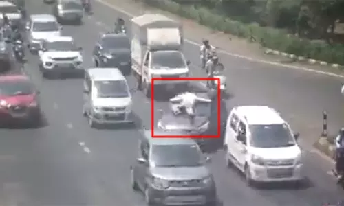 போதையில் போக்குவரத்து காவலரை சுமார் 20 கிலோமீட்டர் தூரத்துக்கு காரில் இழுத்துச் சென்ற நபர்