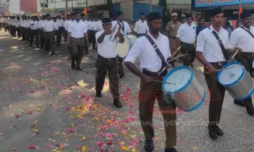 பொள்ளாச்சியில் ஆர்.எஸ்.எஸ். ஊர்வலம் பொள்ளாச்சியில் ஆர்.எஸ்.எஸ். ஊர்வலம்