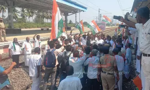 காங்கிரஸ் கட்சியினர் ரெயில் மறியல் காங்கிரஸ் கட்சியினர் ரெயில் மறியல்