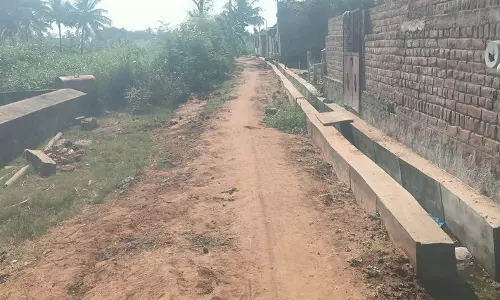 நிலத்தை அளவீடு செய்யாததால் பாதியில் நிறுத்தம்:சாலை அமைக்கும் பணி மீண்டும் தொடங்கப்படுமா?பொதுமக்கள் எதிர்பாா்ப்பு