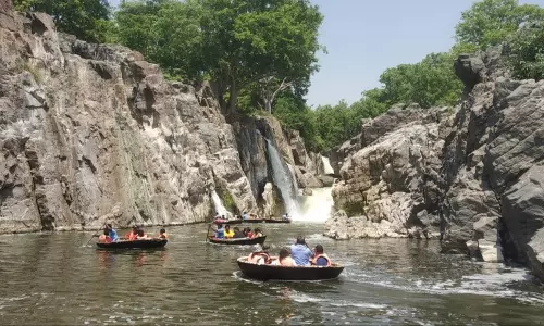 தொடர் விடுமுறையையொட்டி ஒகேனக்கல் களை கட்டியதுபரிசலில் சென்று மகிழ்ந்த சுற்றுலா பயணிகள்