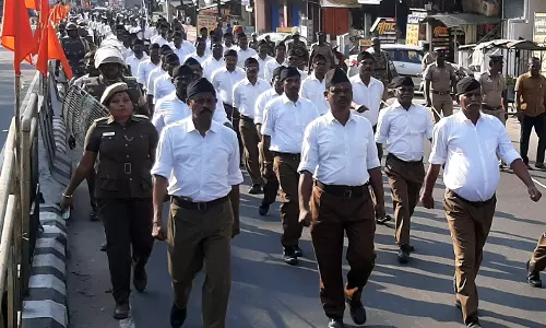 நாமக்கல்லில் ஆர்.எஸ்.எஸ். அமைப்பினர் ஊர்வலம்