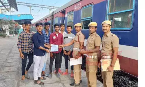 ரெயில் பயணிகளிடம் தீயணைப்பு வீரர்கள் விழிப்புணர்வு பிரசாரம்