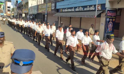 ஆர்.எஸ்.எஸ். அமைப்பினர் ஊர்வலம் ஆர்.எஸ்.எஸ். அமைப்பினர் ஊர்வலம்