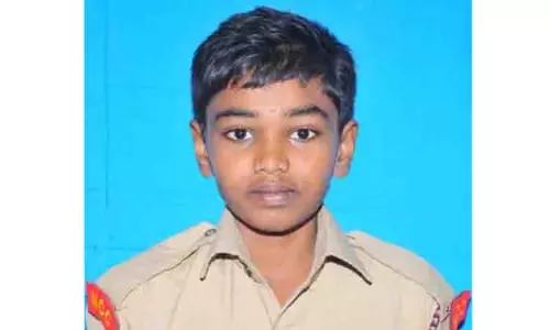 ரெயில் மோதி பள்ளி மாணவர் பலி