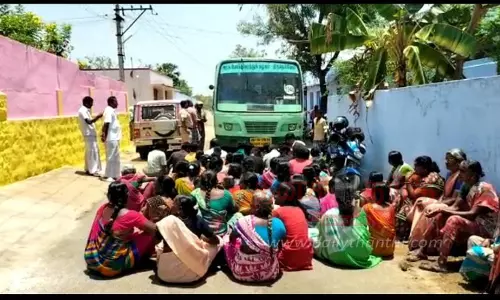அரசு பஸ்சை சிறைபிடித்த கிராம மக்கள்