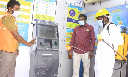 நெல்லையில் ஏ.டி.எம். மையங்களில்கிருமிநாசினி தெளிப்பு நெல்லையில் ஏ.டி.எம். மையங்களில்கிருமிநாசினி தெளிப்பு