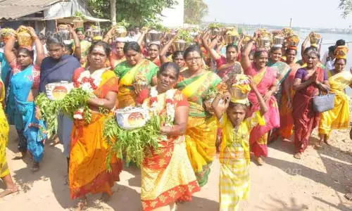 கிருஷ்ணம்பாளையம் சமயபுரம் மாரியம்மன் கோவிலில்திருவிழாவையொட்டி பக்தர்கள் தீர்த்தக்குட ஊர்வலம் கிருஷ்ணம்பாளையம் சமயபுரம் மாரியம்மன் கோவிலில்திருவிழாவையொட்டி பக்தர்கள் தீர்த்தக்குட ஊர்வலம்