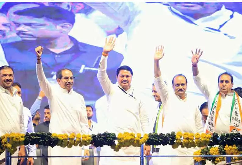 நாட்டுக்காக வாழ்க்கையை அர்ப்பணிப்பது தான் எங்களின் இந்துத்வா- உத்தவ் தாக்கரே பேச்சு நாட்டுக்காக வாழ்க்கையை அர்ப்பணிப்பது தான் எங்களின் இந்துத்வா- உத்தவ் தாக்கரே பேச்சு