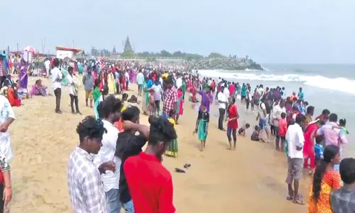 தொடர் விடுமுறையையொட்டி மாமல்லபுரத்தில் குவிந்த சுற்றுலா பயணிகள்