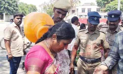 கலெக்டர் அலுவலகம் முன்பு தீக்குளிக்க முயன்ற பெண் கலெக்டர் அலுவலகம் முன்பு தீக்குளிக்க முயன்ற பெண்