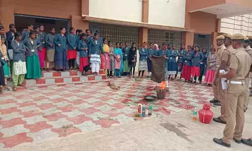 வால்பாறையில் கல்லூரி மாணவர்களுக்கு தீத்தடுப்பு விழிப்புணர்வு வால்பாறையில் கல்லூரி மாணவர்களுக்கு தீத்தடுப்பு விழிப்புணர்வு