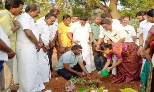 பொள்ளாச்சி சி.டி.சி. மேட்டில் ரூ.7 கோடியில் புதிய பஸ் நிலைய பணிகள் தொடக்கம் பொள்ளாச்சி சி.டி.சி. மேட்டில் ரூ.7 கோடியில் புதிய பஸ் நிலைய பணிகள் தொடக்கம்