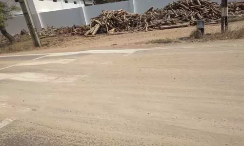 நெகமம்-வடசித்தூர் ரோட்டில் மண் குவியலால் விபத்து அபாயம்-உரிய நடவடிக்கை எடுக்க வாகன ஓட்டிகள் வலியுறுத்தல்