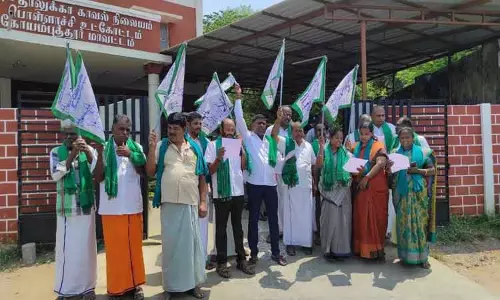 போலீசார் மிரட்டியதாக கூறிபொள்ளாச்சி தாலுகா போலீஸ் நிலையத்தை விவசாயிகள் முற்றுகை-விவசாயி ஒருவர் மயங்கி விழுந்ததால் பரபரப்பு போலீசார் மிரட்டியதாக கூறிபொள்ளாச்சி தாலுகா போலீஸ் நிலையத்தை விவசாயிகள் முற்றுகை-விவசாயி ஒருவர் மயங்கி விழுந்ததால் பரபரப்பு