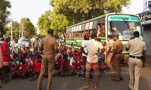 தூய்மை பணியாளர்கள் திடீர் சாலை மறியல்