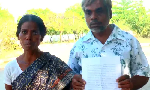 காதல் திருமணம் செய்ததால் ஆத்திரம்: லாரி கிளீனரின் வீட்டை அடித்து நொறுக்கிய கும்பல்-போலீஸ் சூப்பிரண்டு அலுவலகத்தில் பெற்றோர் தஞ்சம்