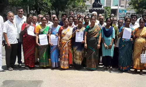 பட்டா நிலத்தில் பொதுப்பாதை இருப்பதாக பத்திரப்பதிவு-நடவடிக்கை எடுக்கக்கோரி கலெக்டரிடம் மனு