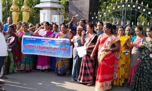 நாமக்கல்லில் சத்துணவு ஊழியர்கள் மெழுகுவர்த்தி ஏந்தி ஆர்ப்பாட்டம்