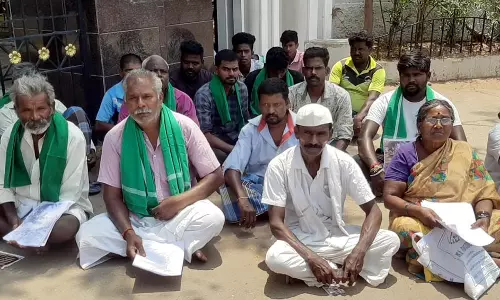 நாமக்கல் கலெக்டர் அலுவலகம் முன்புபொதுமக்கள் திடீர் தர்ணா