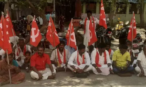 தரமான வீடுகள் கட்டி தரக்கோரிஇந்திய கம்யூனிஸ்டு கட்சியினர் காத்திருப்பு போராட்டம்திட்டக்குடி தாலுகா அலுவலகத்தில் பரபரப்பு