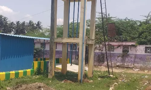 சேதமடைந்த மேல்நிலை நீர்த்தேக்க தொட்டியை அகற்ற வேண்டும் சேதமடைந்த மேல்நிலை நீர்த்தேக்க தொட்டியை அகற்ற வேண்டும்