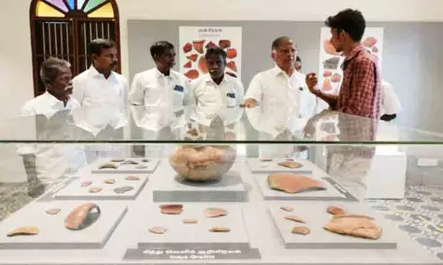 கீழடி அருங்காட்சியகத்தை ராமகிருஷ்ணன் பார்வையிட்டார்