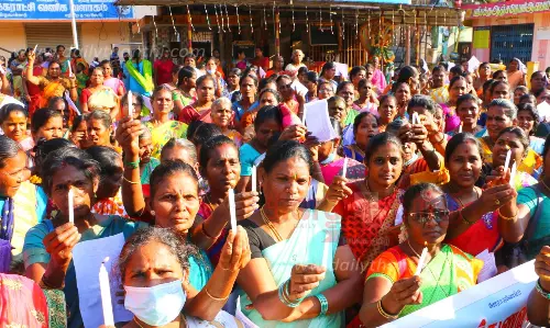 சத்துணவு ஊழியர்கள் நூதன ஆர்ப்பாட்டம்